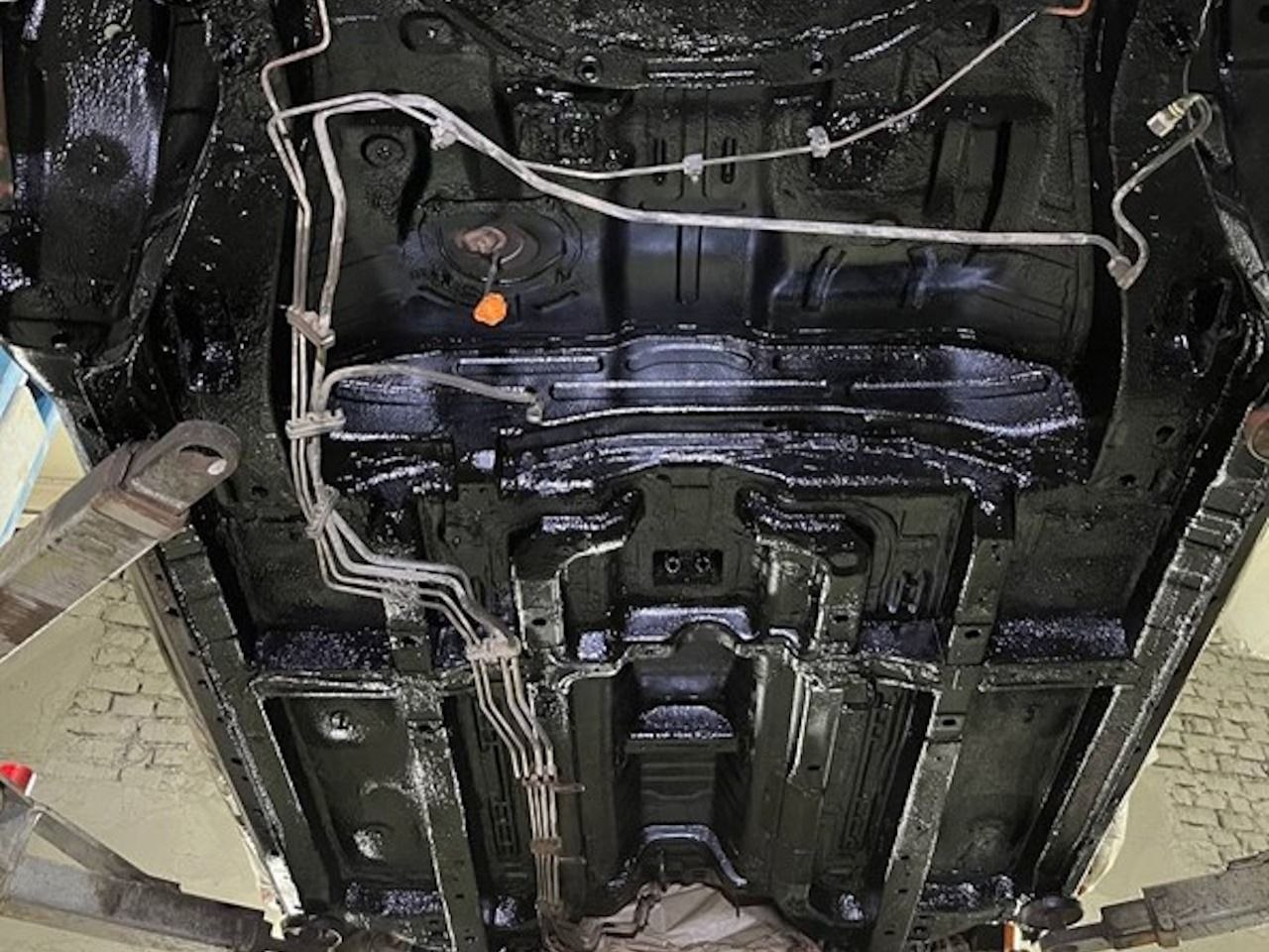 Защищённое днище автомобиля на подъёмнике